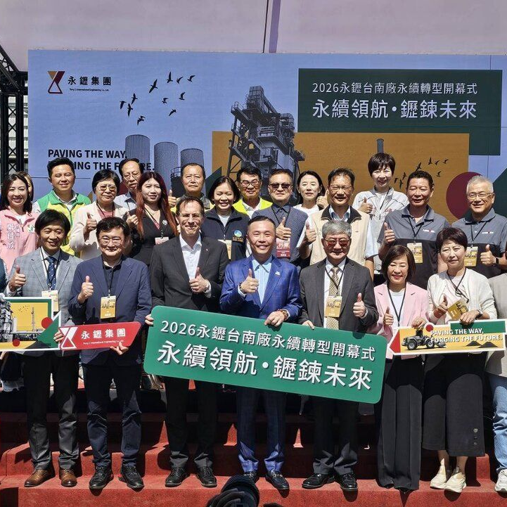 兩個人面帶微笑,豎起大拇指站在一個圓形橙色展示架前,展示架上擺放著各種白色陶瓷盤。