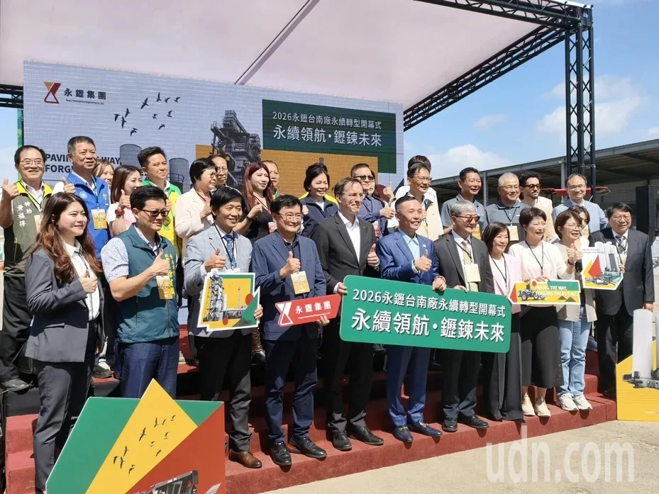 永䥶集團位於台南學甲的全封閉式綠能瀝青廠外觀。廠區設計結合現代化工業設備與美學景觀，展現整潔、低粉塵的綠色生產環境，打破傳統工廠印象，體現企業綠色轉型與永續發展的視覺形象。
