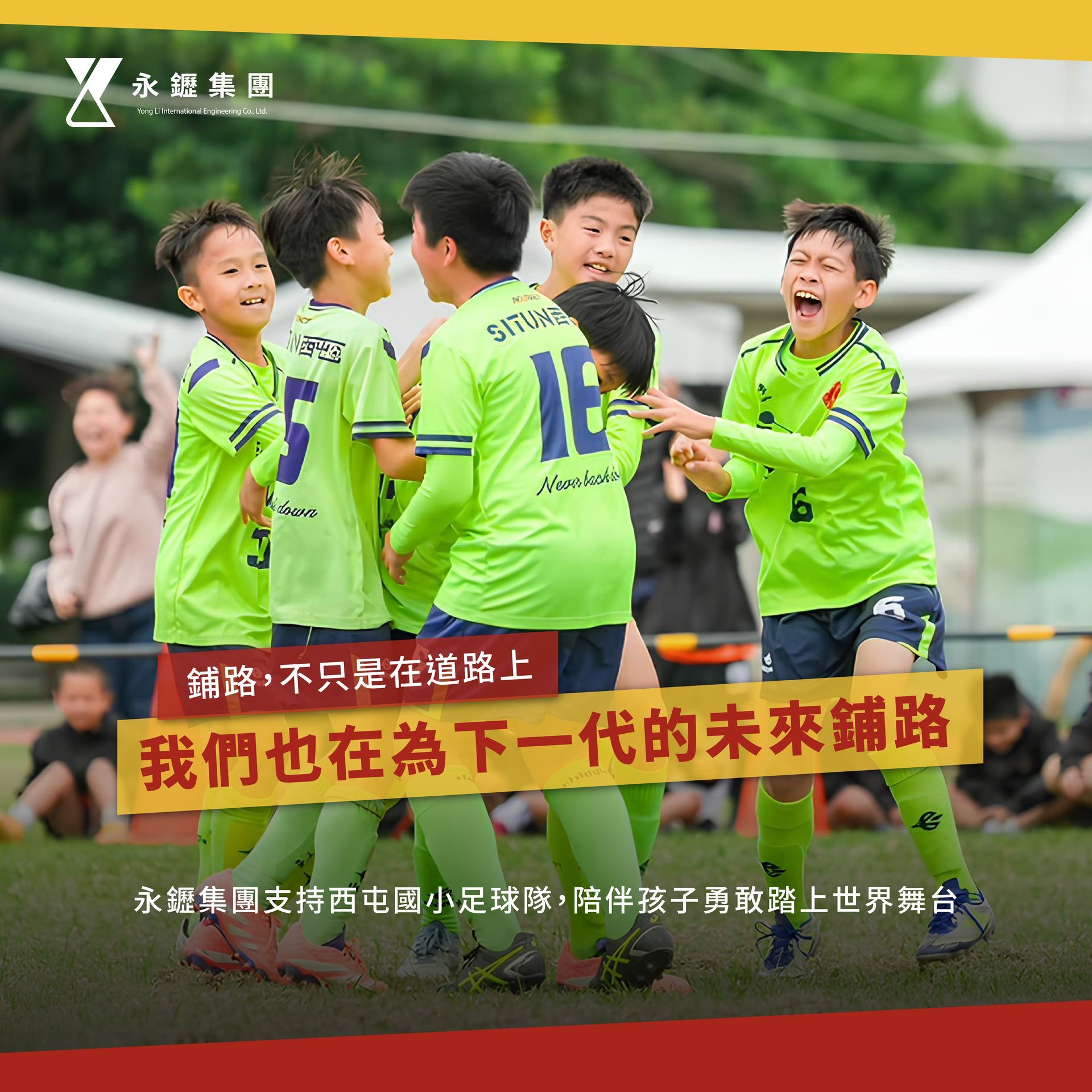 一群身穿白大褂、手術服和口罩的醫護人員在便攜式隔離裝置前合影。