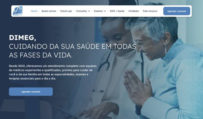 Página inicial do site com um médico atendendo um paciente idoso; tons de azul.