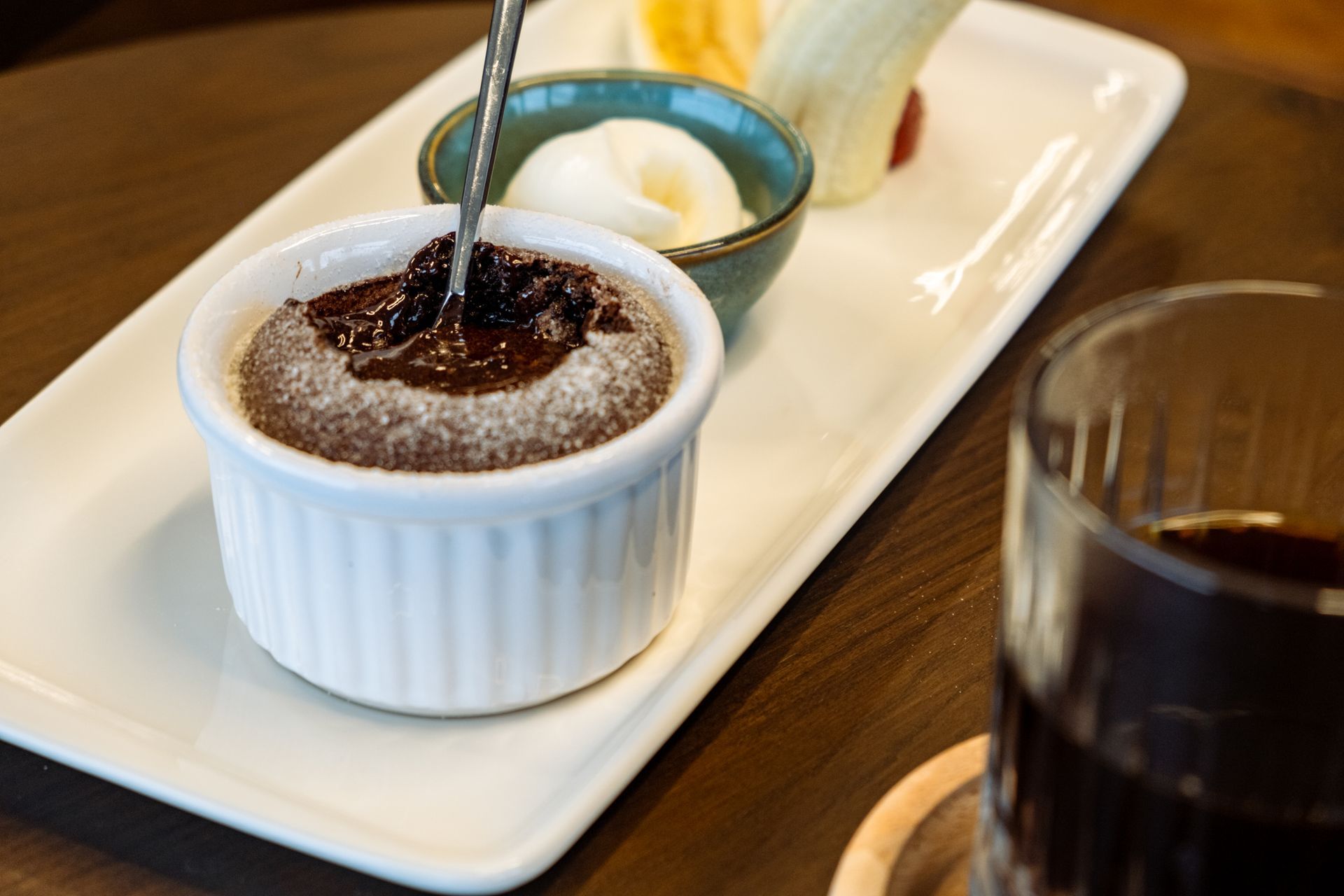Küçük bir kase çikolatalı puding ve içinde bir kaşık