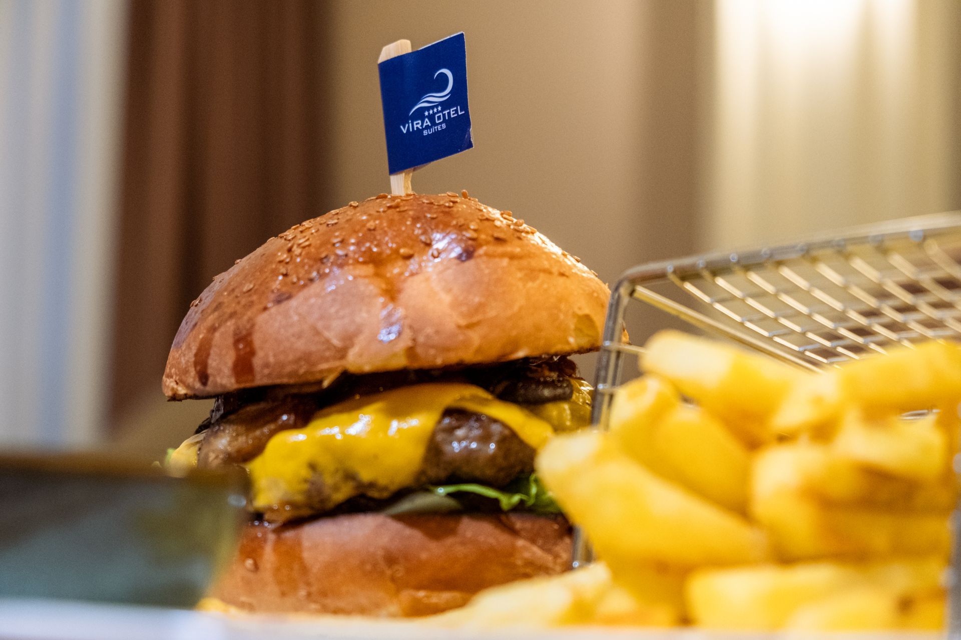 Tabakta hamburger ve patates kızartmasının yakın çekimi.