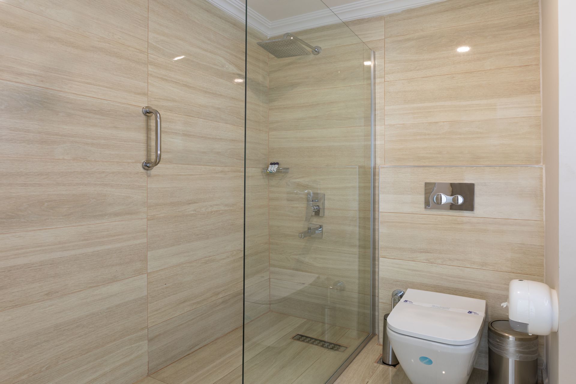 Tuvalet ve duşakabin içeren bir banyo.
