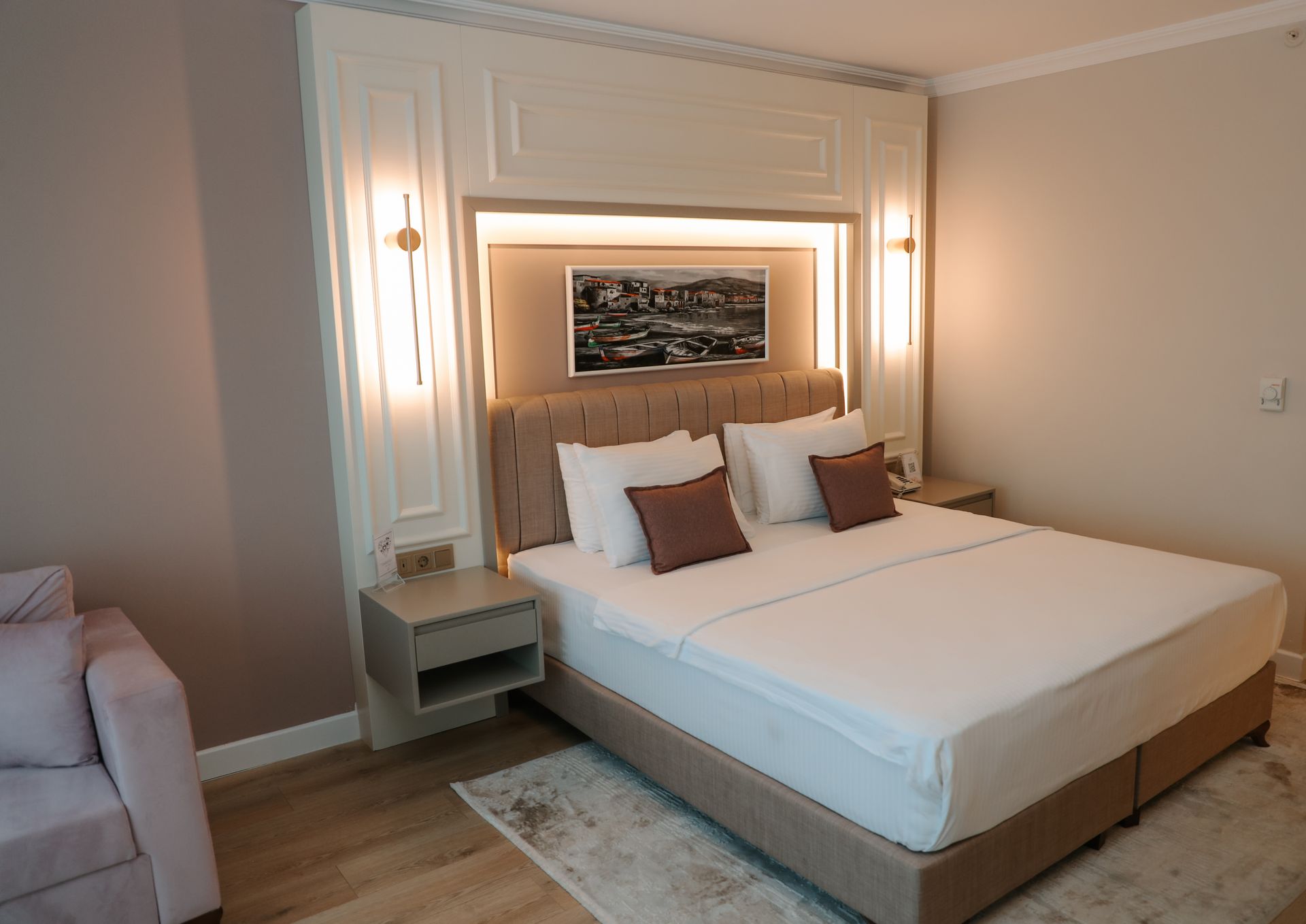 Bir kral yatak ve bir kanepenin bulunduğu bir otel odası.