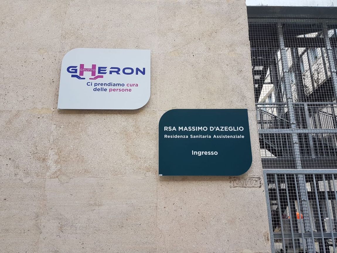 attività all'aperto nel centro servizi anziani
