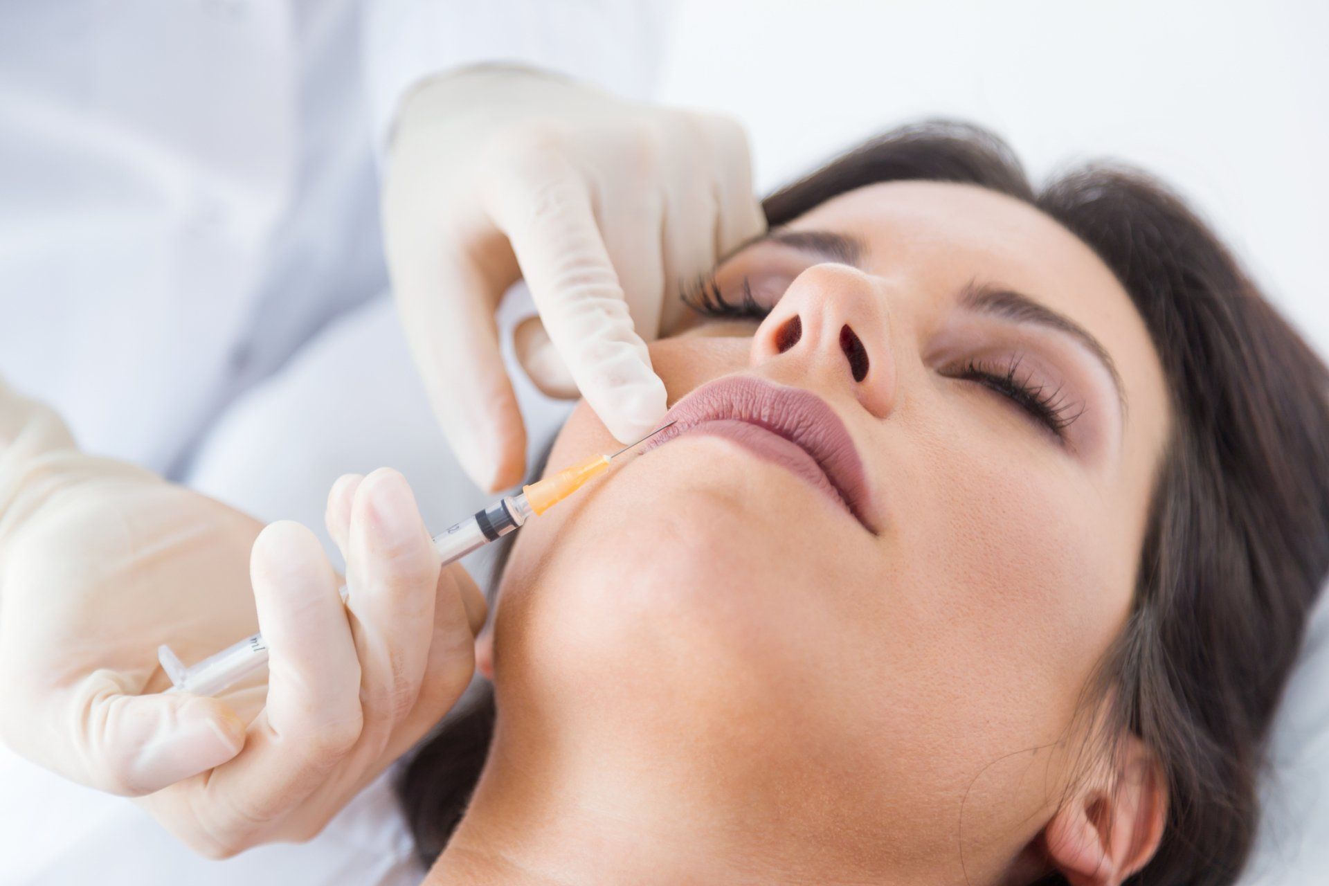 mujer haciendo tratamiento facial