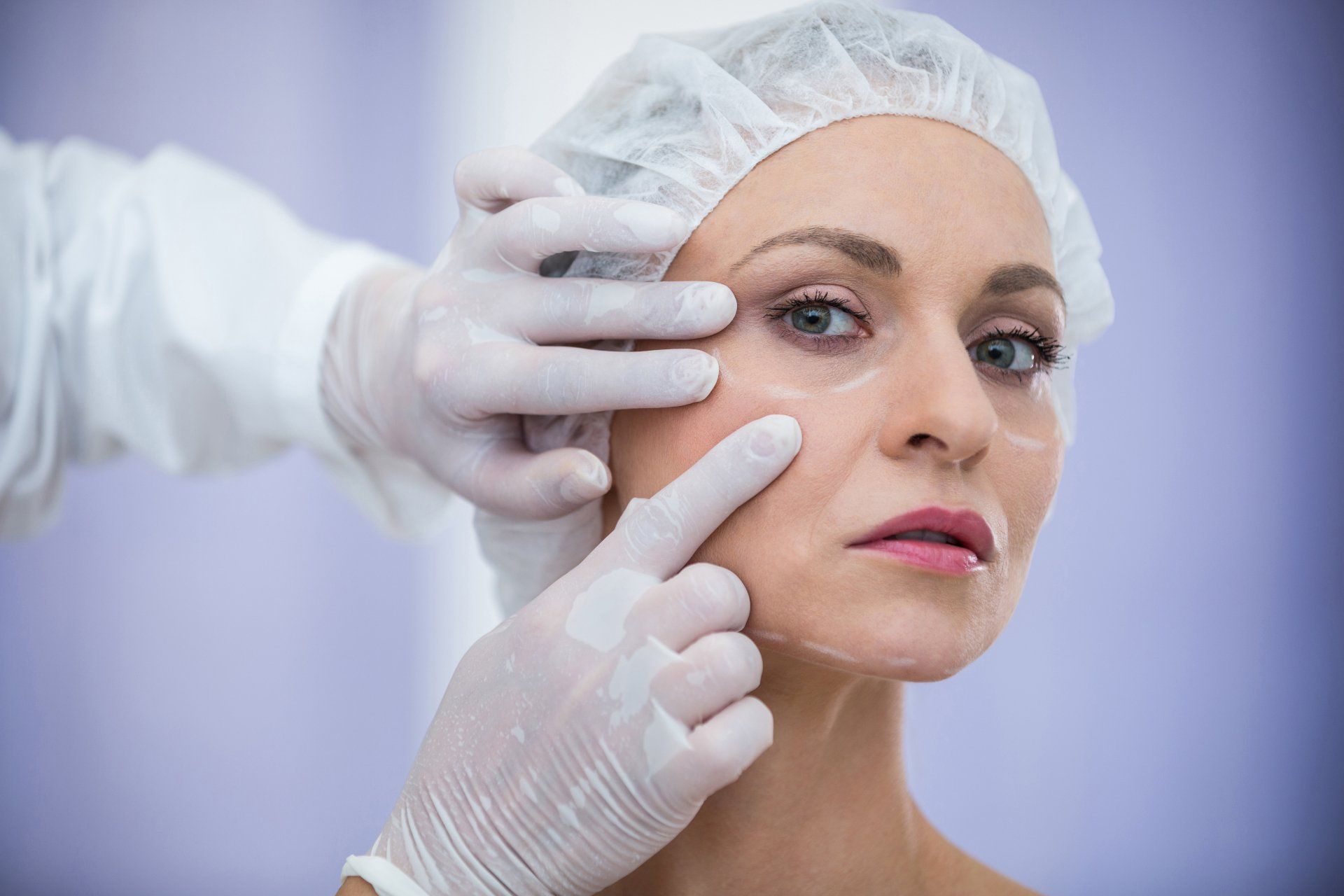 mujer haciendo tratamiento facial