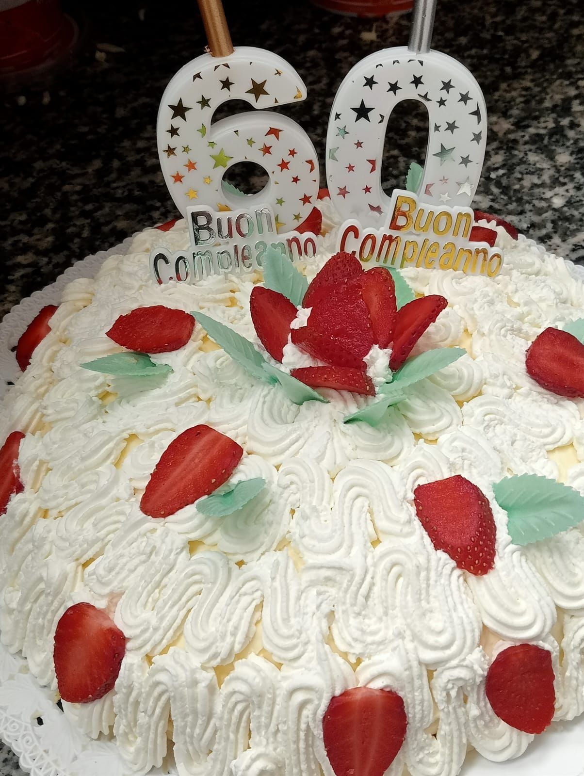 Torta bianca alla fragola con panna montata e decorazione con la scritta