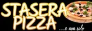 Logo “Stasera Pizza …e non solo” in giallo su sfondo nero, con la foto di una pizza a destra.
