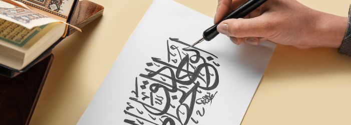 nitiez-vous à l’écriture arabe avec un calligraphe passionné à Marrakech Atelier de calligraphie arabe – une expérience culturelle et poétique à vivre dans la médina