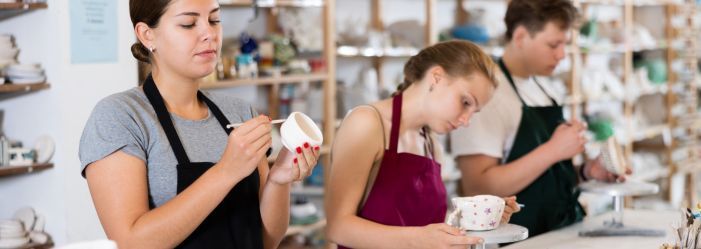 Peindre sa propre céramique à Marrakech, une activité artistique et relaxante Atelier de peinture sur céramique à Marrakech – activité artisanale apaisante pour créer sa propre pièce unique