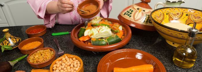 Atelier cuisine à Marrakech – Préparation d’un tajine traditionnel avec des ingrédients frais et des épices locales.