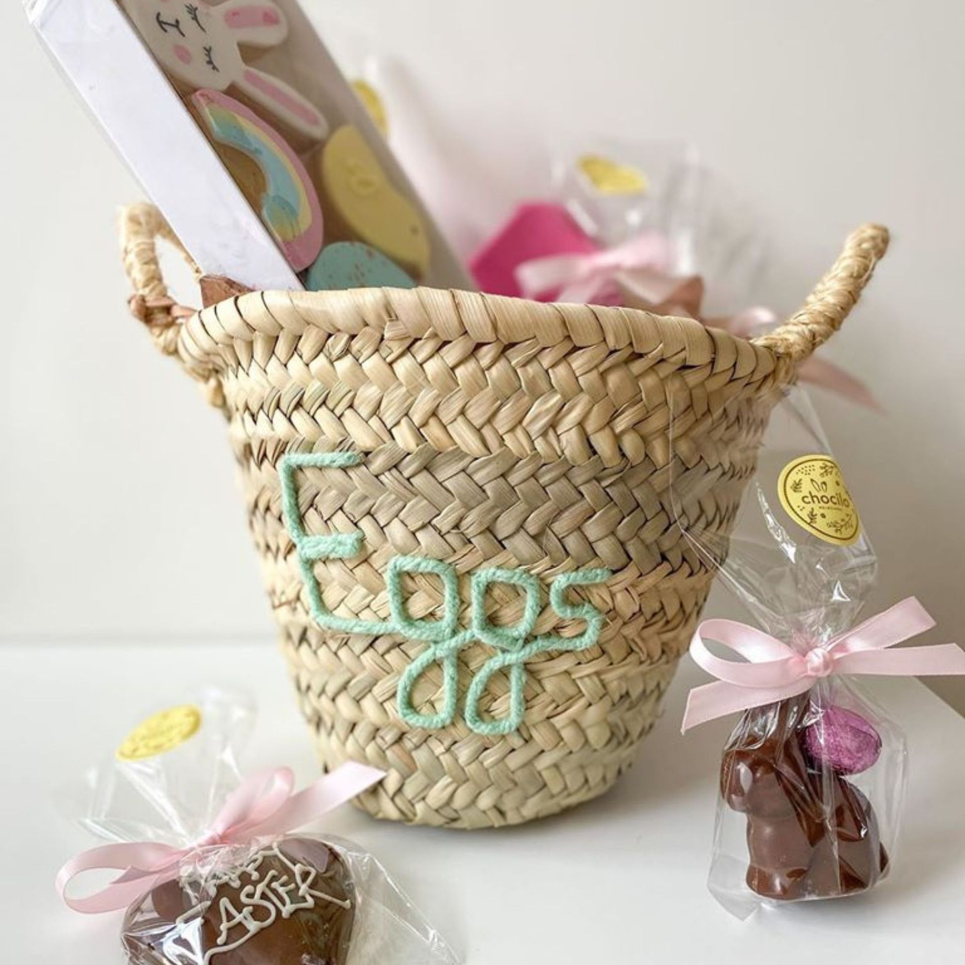 Panier en osier avec lapin blanc brodé