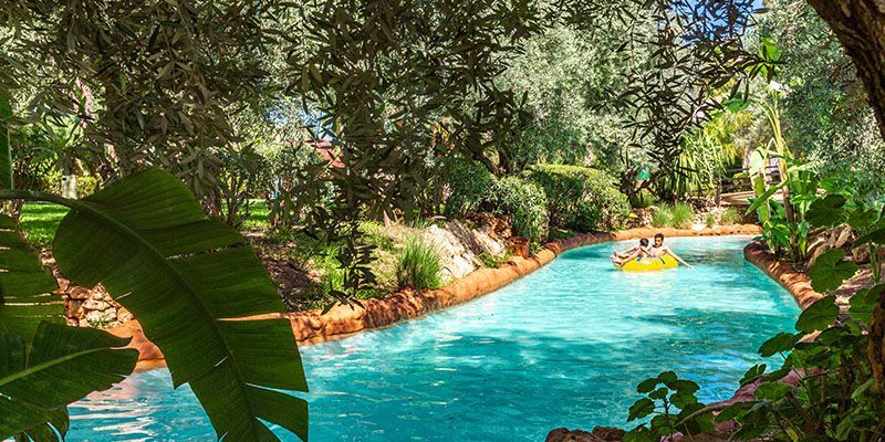 piscine dans un cadre verdoyant au parc Oasiria Marrakech