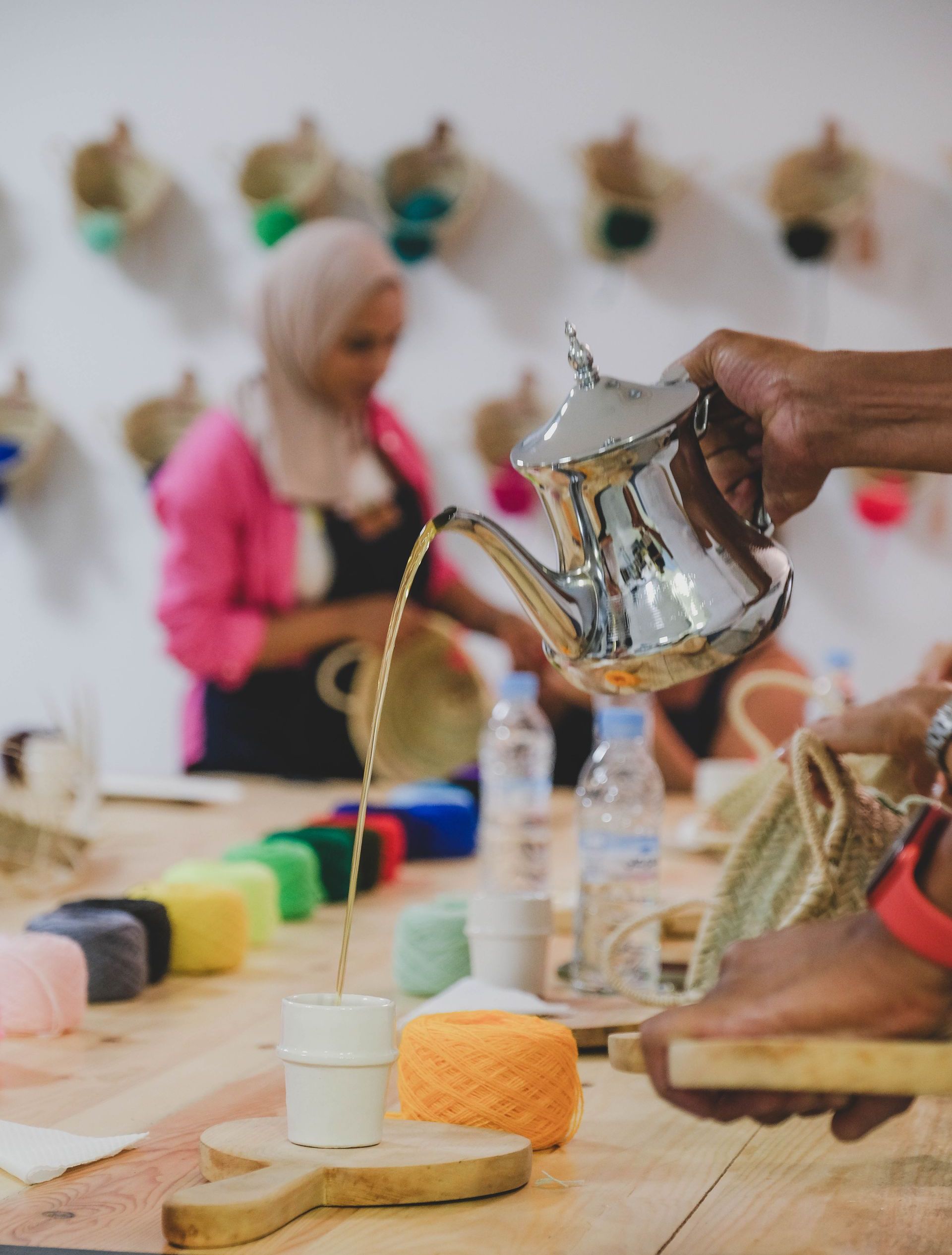 Service du thé à la menthe à l’atelier Original Marrakech, une expérience immersive et conviviale.