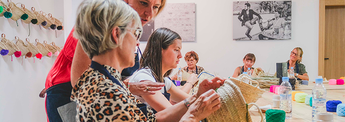 Participants lors d'un atelier de broderie chez Original Marrakech.