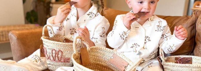 Enfants avec corbeilles de Pâques brodées personnalisées – Original Marrakech