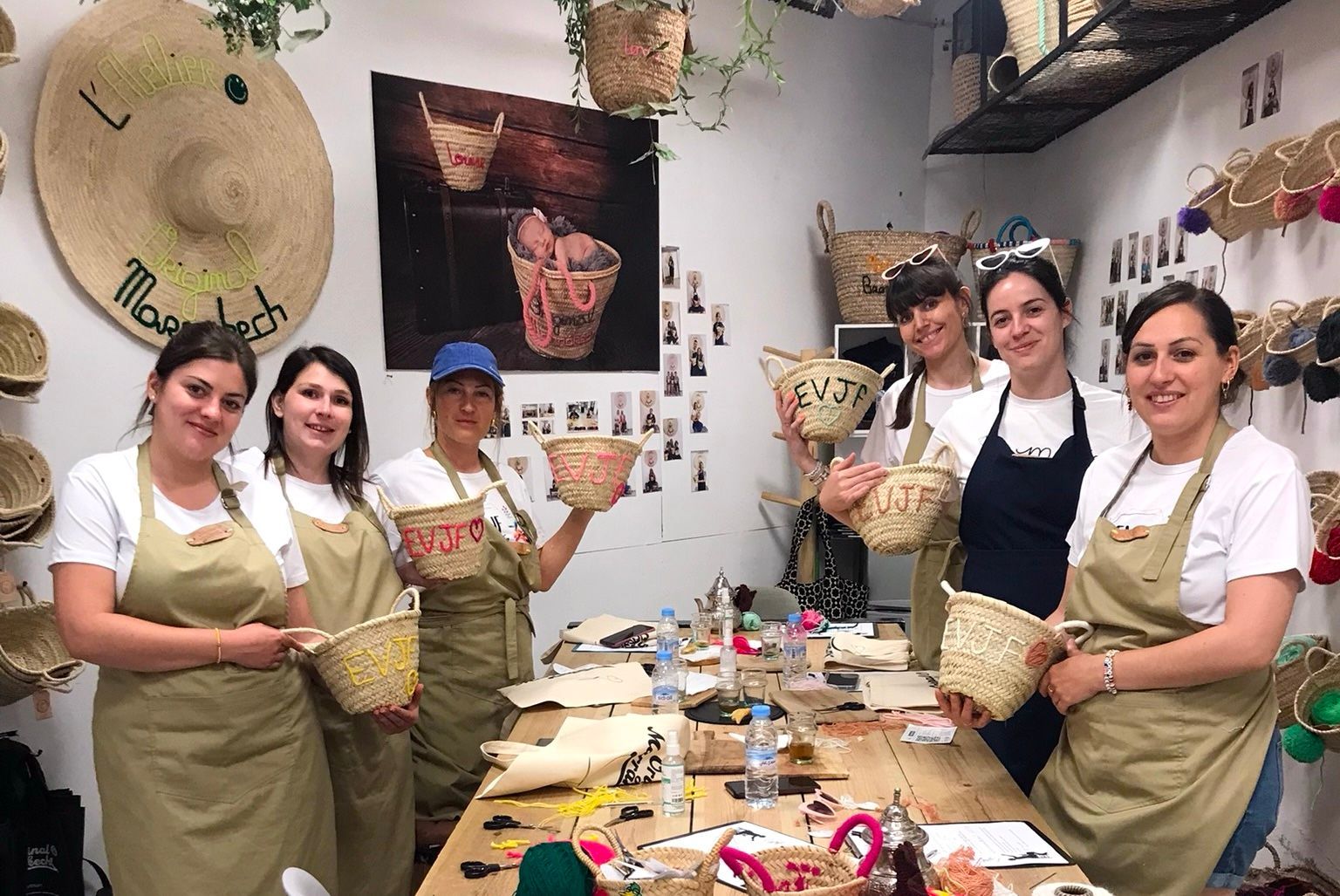 EVJF à Marrakech - Atelier broderie sur paniers en feuille de palmier chez Original Marrakech