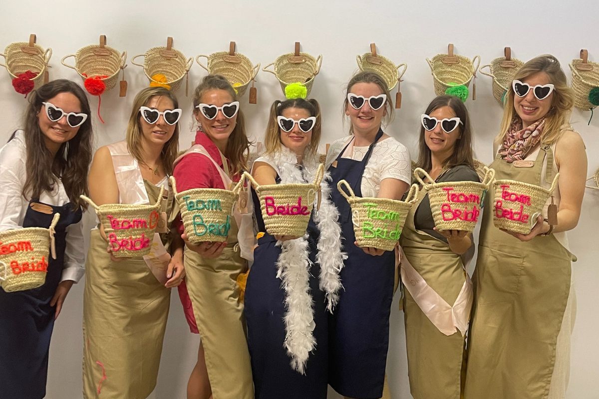 Atelier EVJF à Marrakech – Personnalisation de paniers en feuilles de palmier avec broderie artisanale. Activité fun et originale pour un enterrement de vie de jeune fille inoubliable.