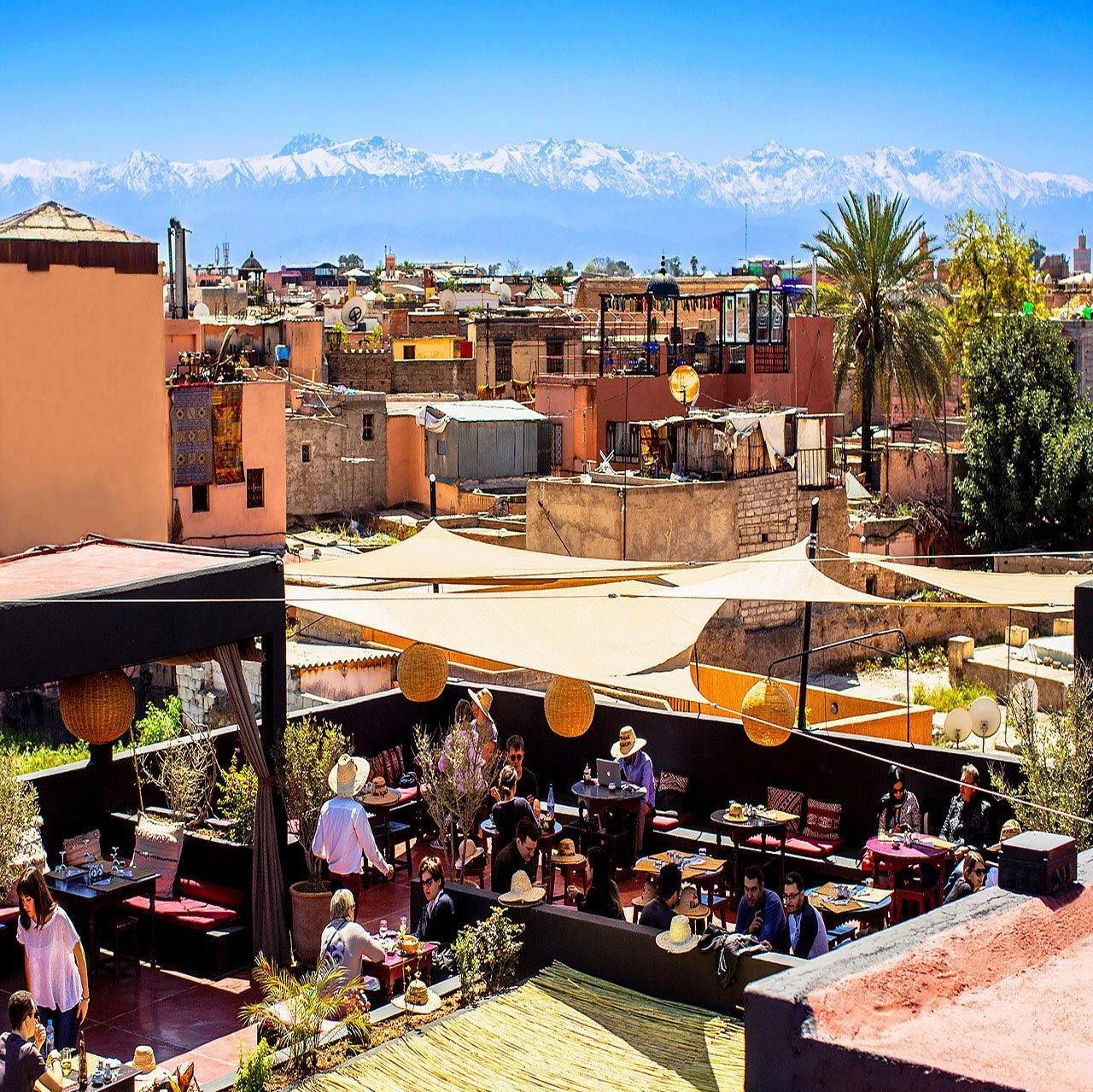 Vue panoramique sur la médina de Marrakech depuis la Terrasse des Épices, un rooftop emblématique pour un moment de détente après votre atelier.