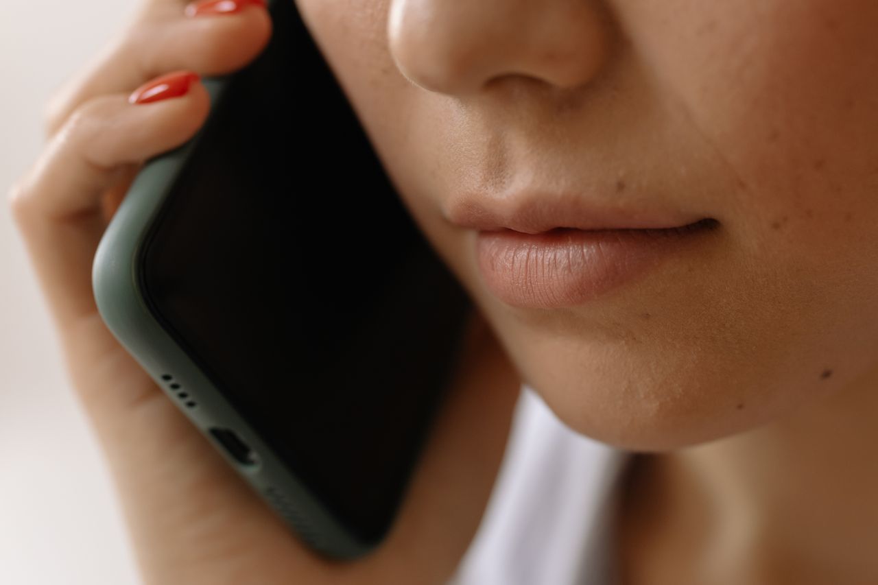 Campus-Realtors-communication-phone-call