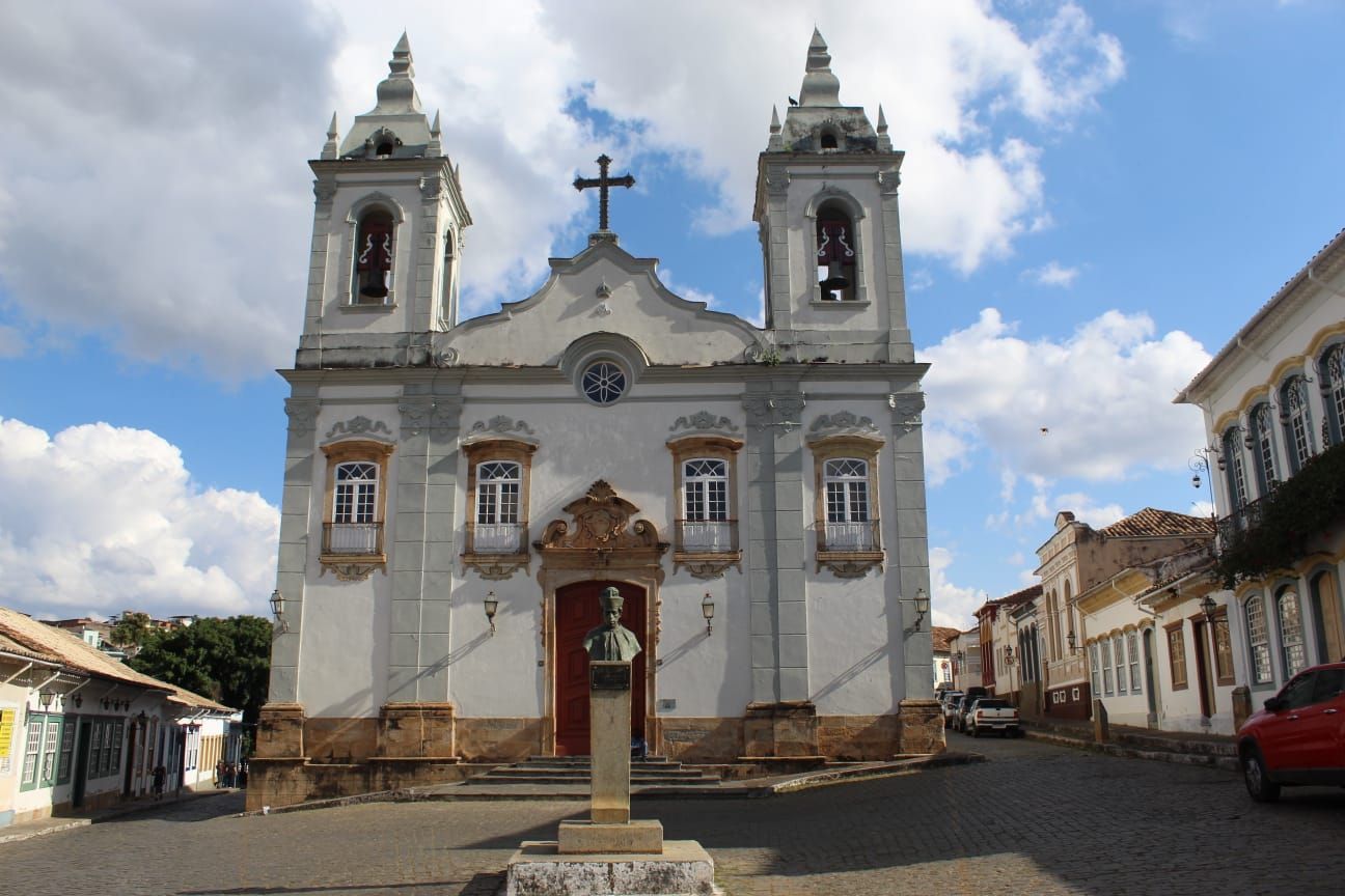 Vista aérea de Areado, Minas Gerais, com uma igreja ao fundo