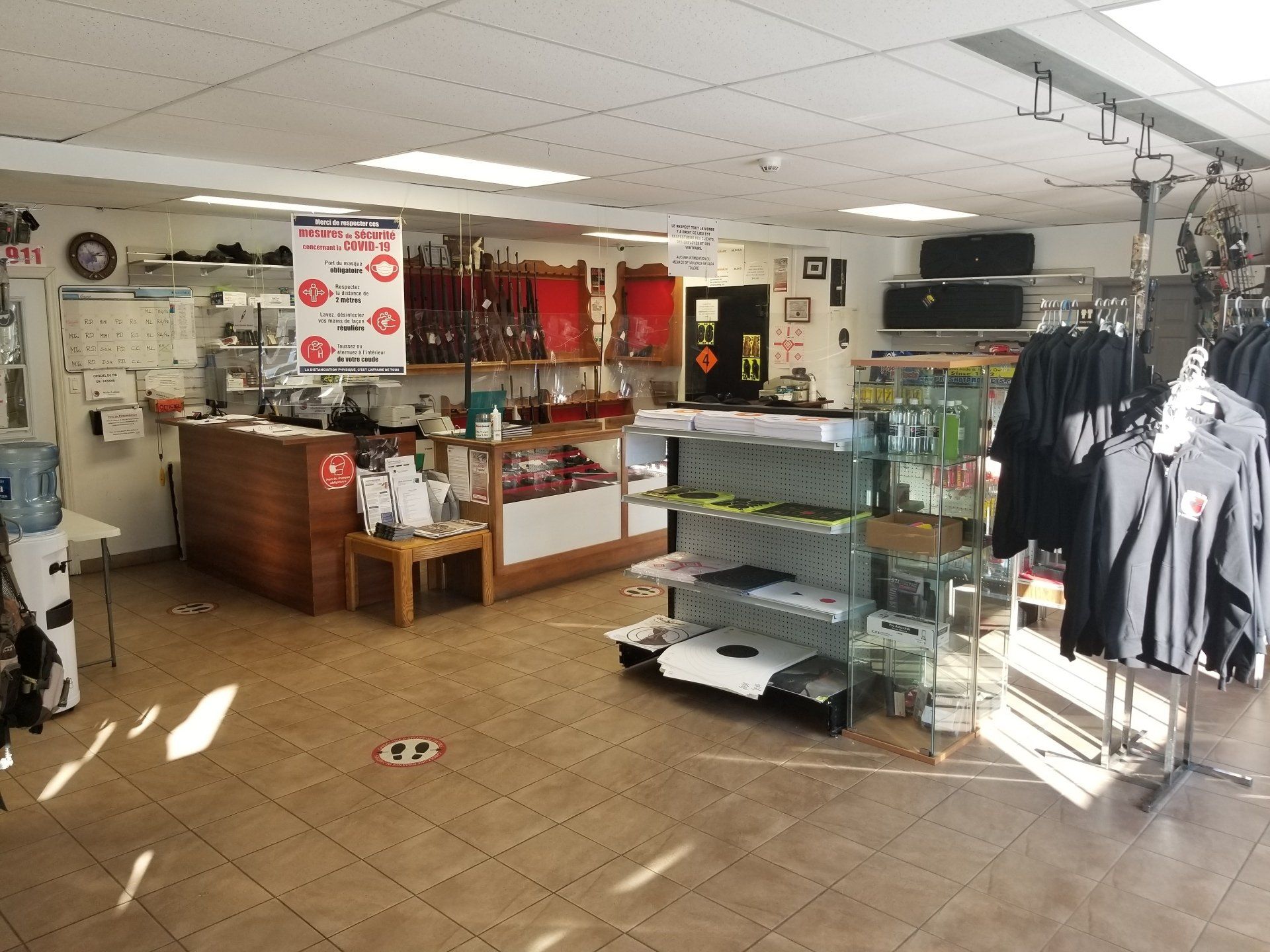 Vue intérieure d'un magasin de détail, présentant des produits sur des étagères et des comptoirs.