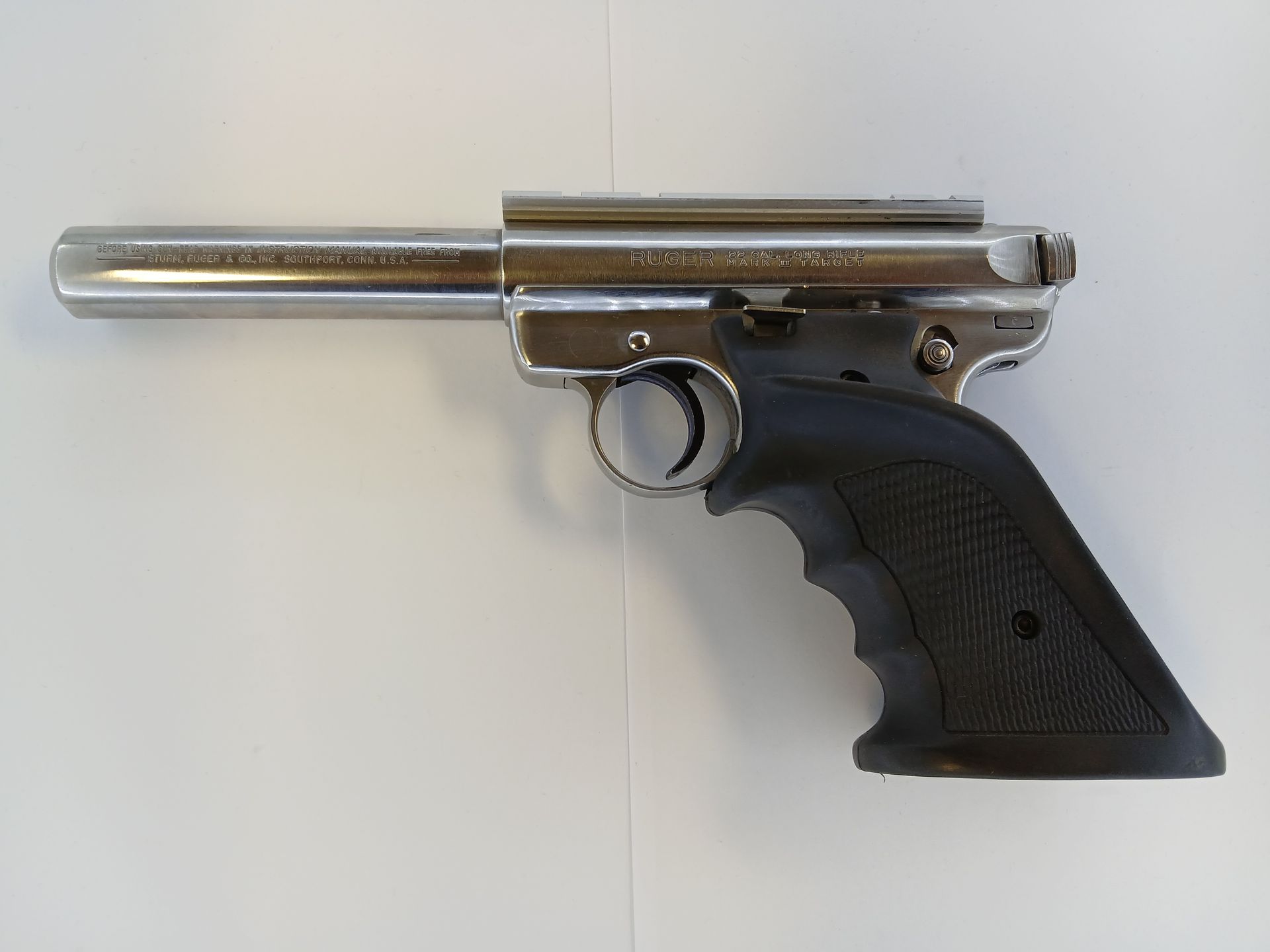 Pistolet à air comprimé argenté et noir sur fond blanc.