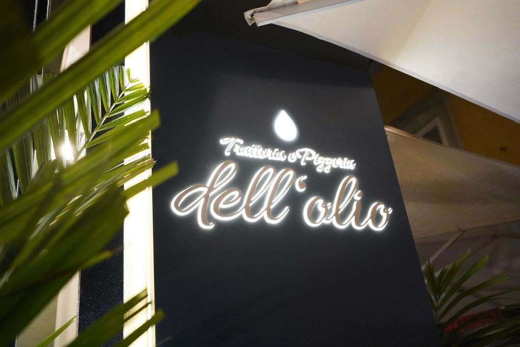 Pizza nel forno a legna. La pizza è dorata con formaggio fuso; il forno è caldo e arancione.