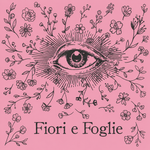 Illustrazione floreale rosa con un occhio al centro e la scritta “Fiori e Foglie” sotto.