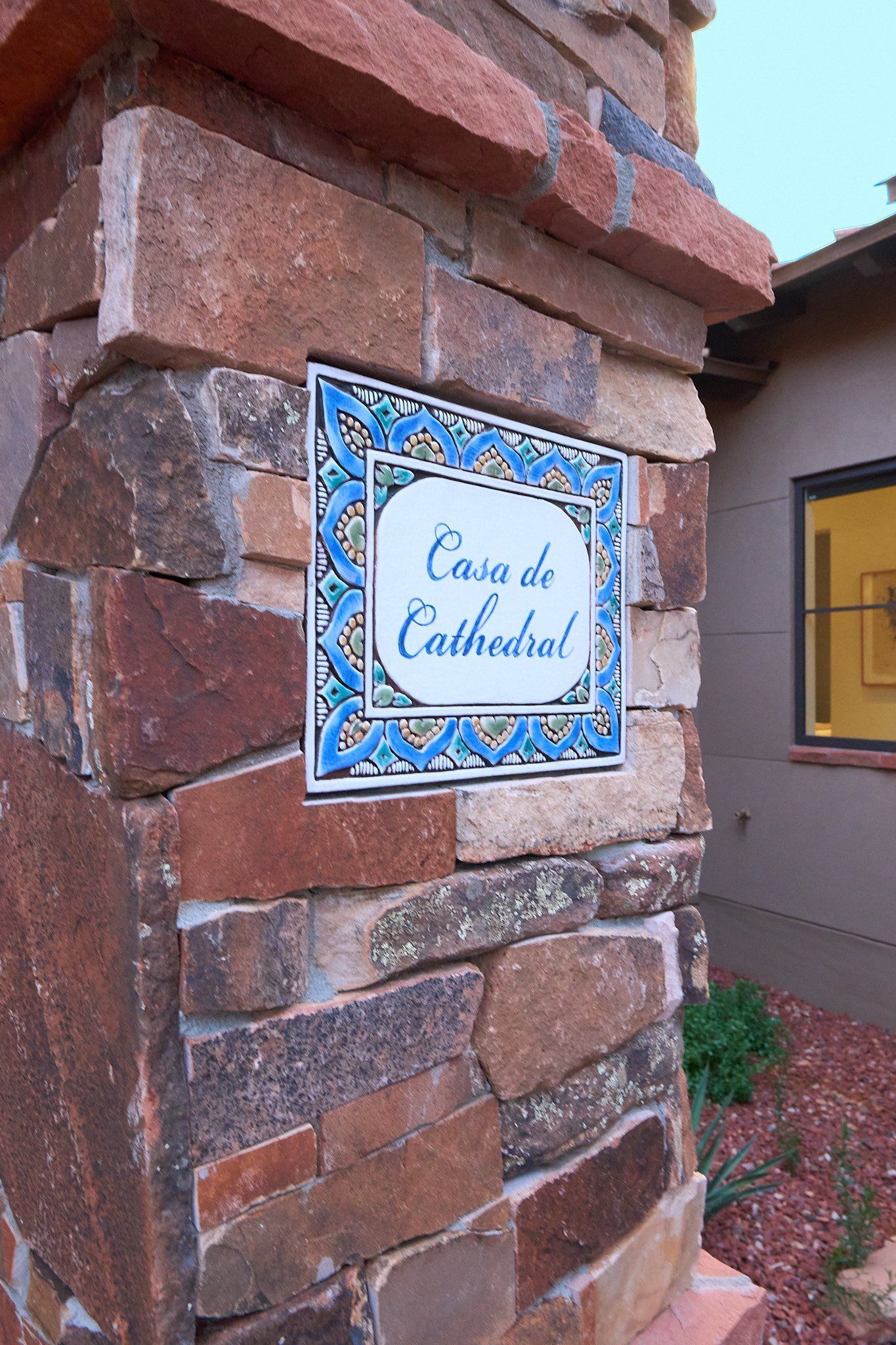A stone wall with a sign on it that says casa de cathedral.