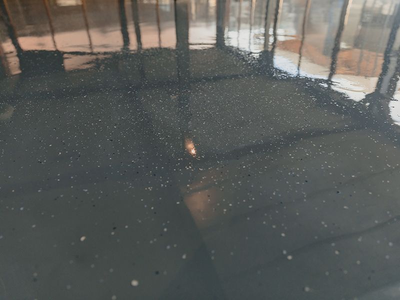 Un gros plan d'une surface noire avec beaucoup de petits points dessus.