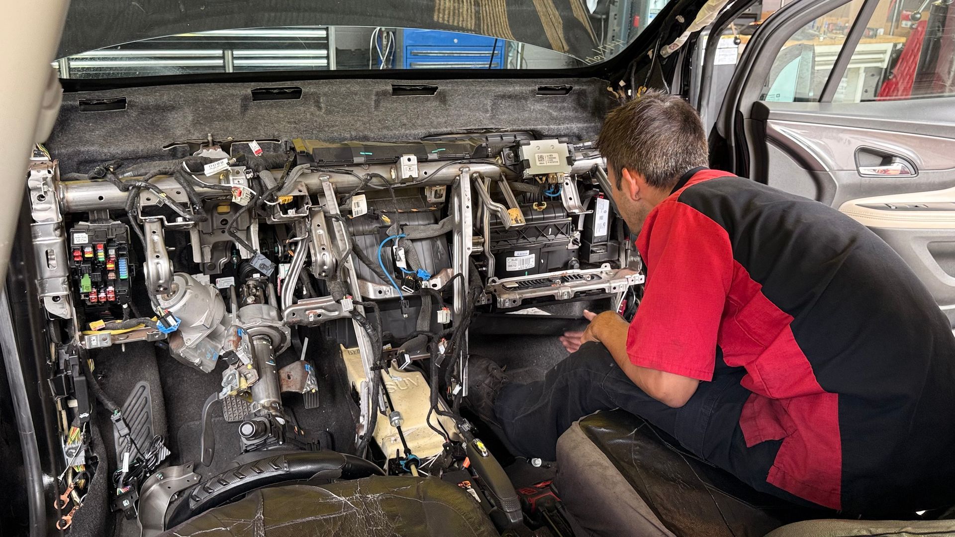Mechanic working | Sky Auto Express