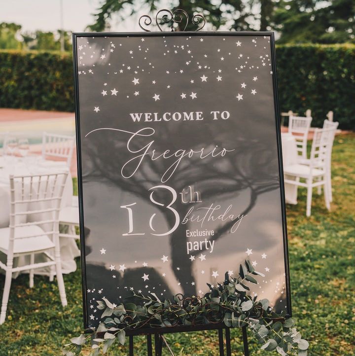 Cartello di benvenuto nero con stelle per una festa di compleanno di 13 anni in giardino.