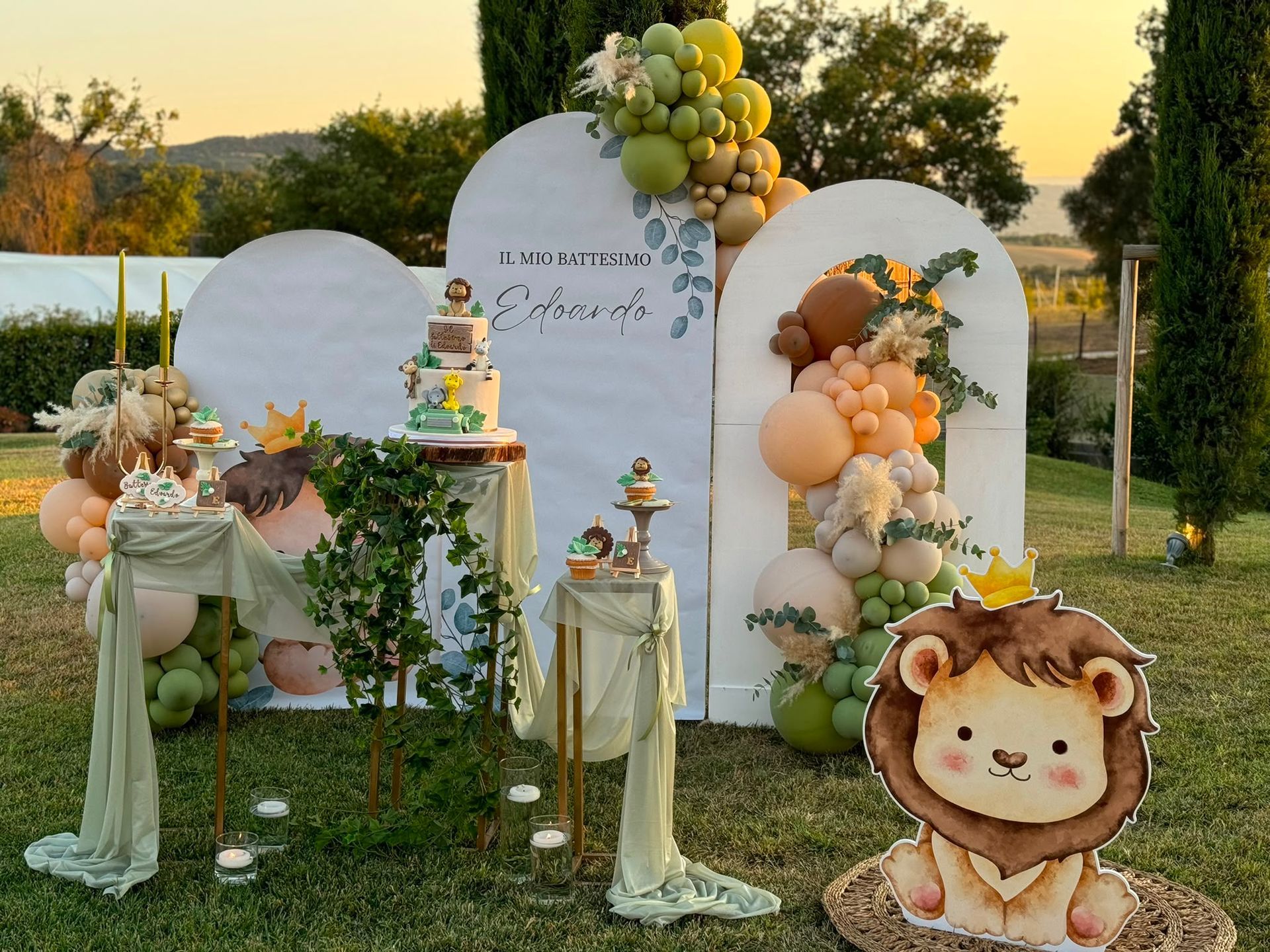 Cartello di benvenuto nero con stelle per una festa di compleanno di 13 anni in giardino.
