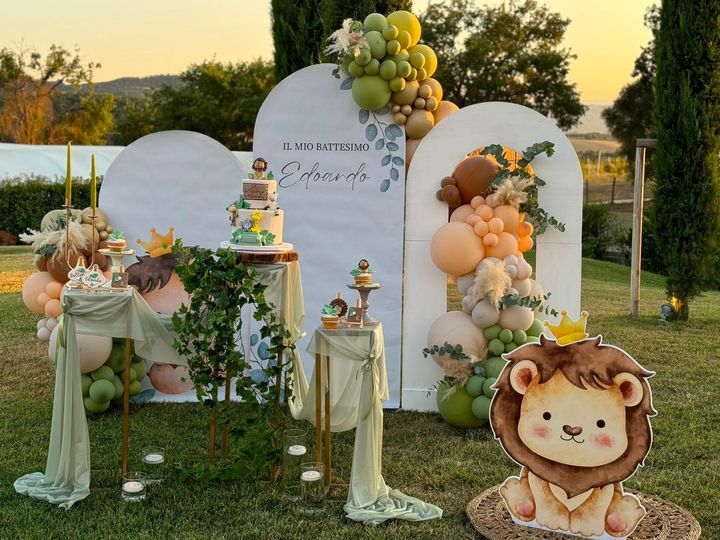Cartello di benvenuto nero con stelle per una festa di compleanno di 13 anni in giardino.