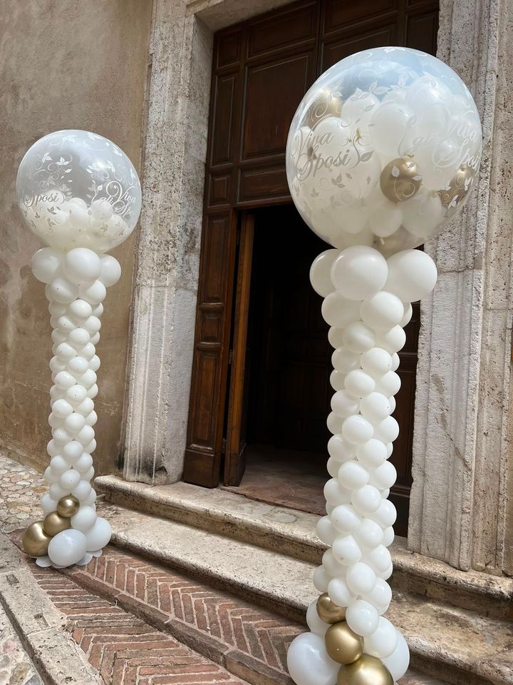 Cartello di benvenuto nero con stelle per una festa di compleanno di 13 anni in giardino.