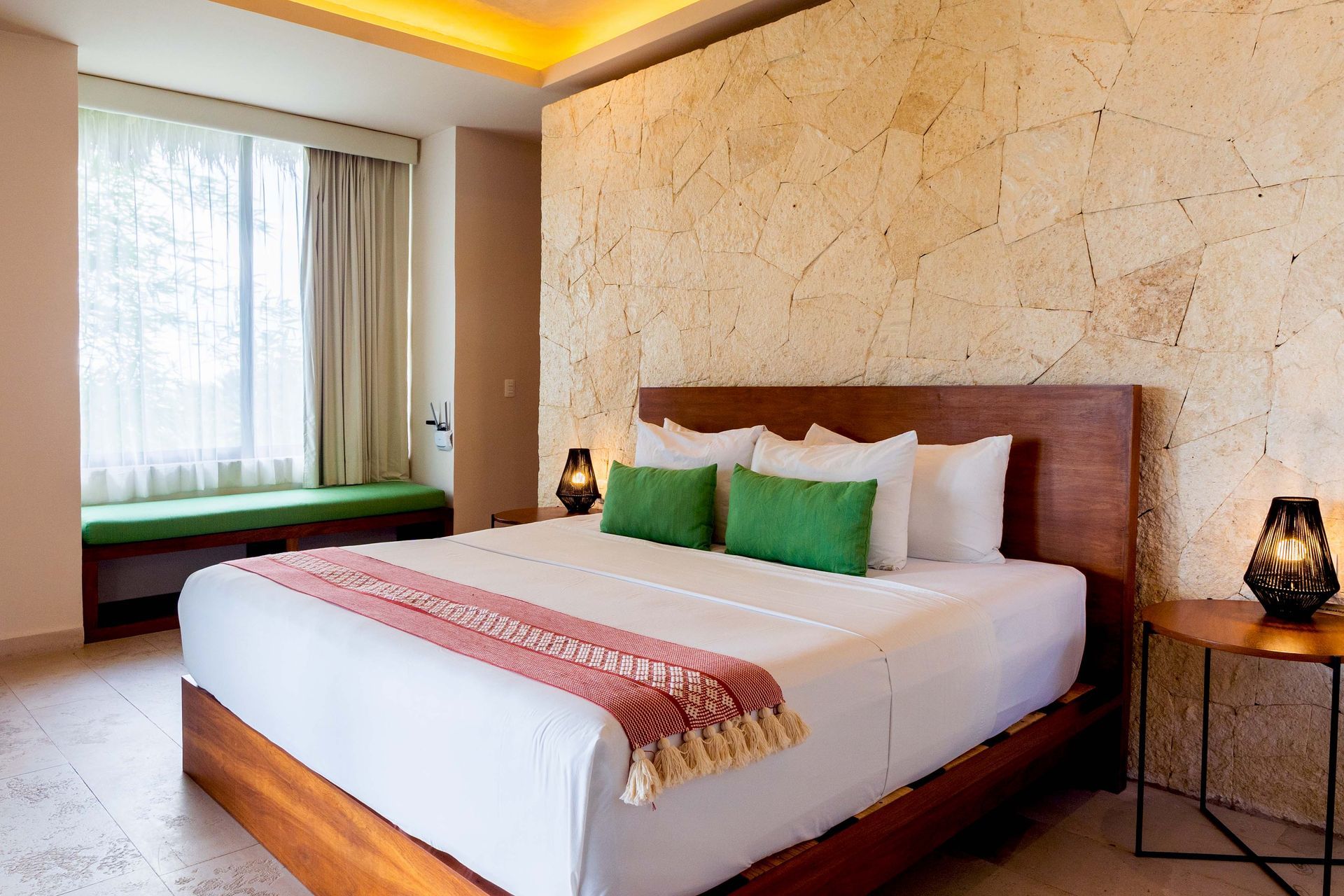 Una habitación de hotel con dos camas y balcón.