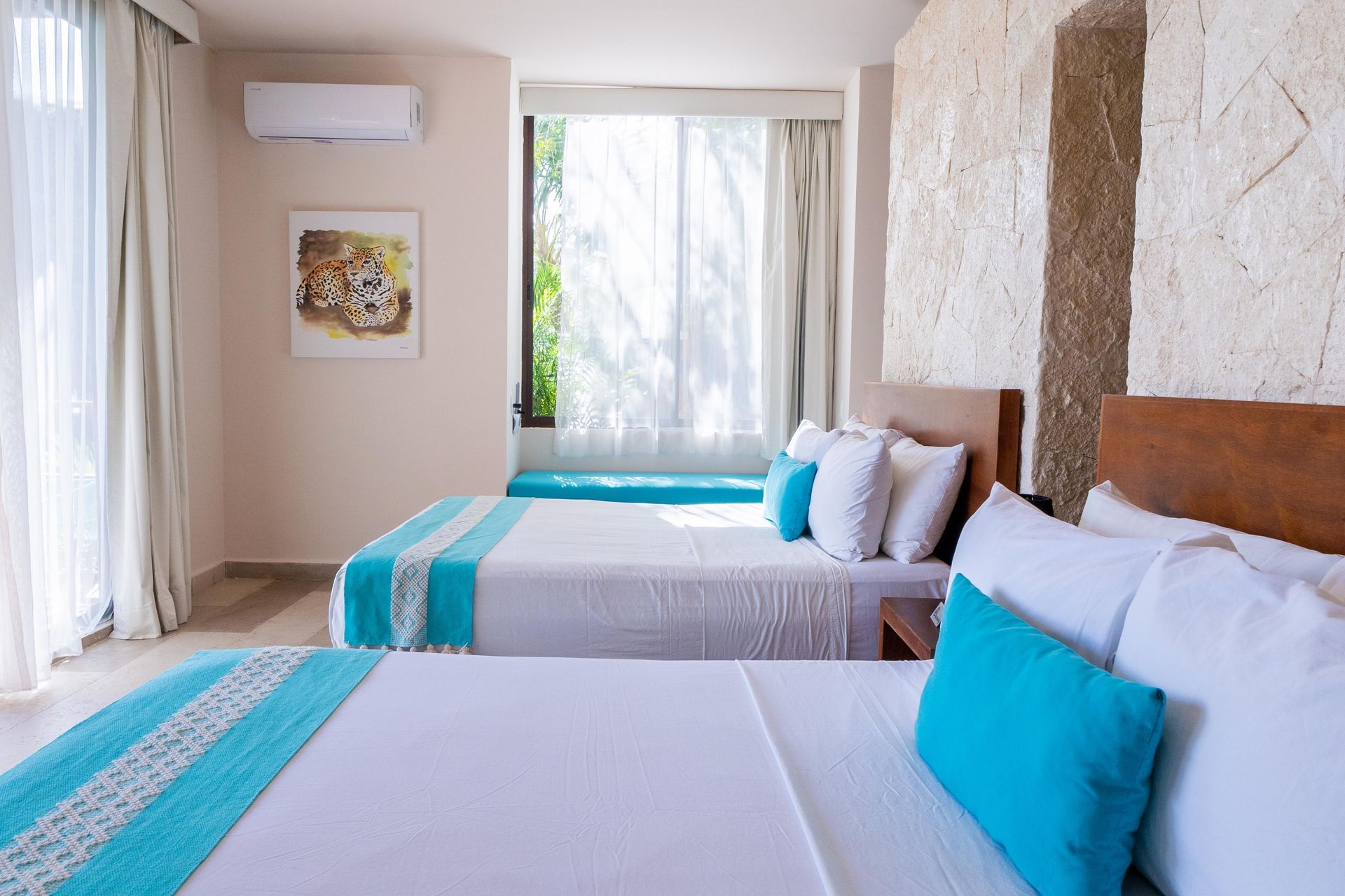 Un dormitorio con una cama, puertas corredizas de vidrio y una hamaca.