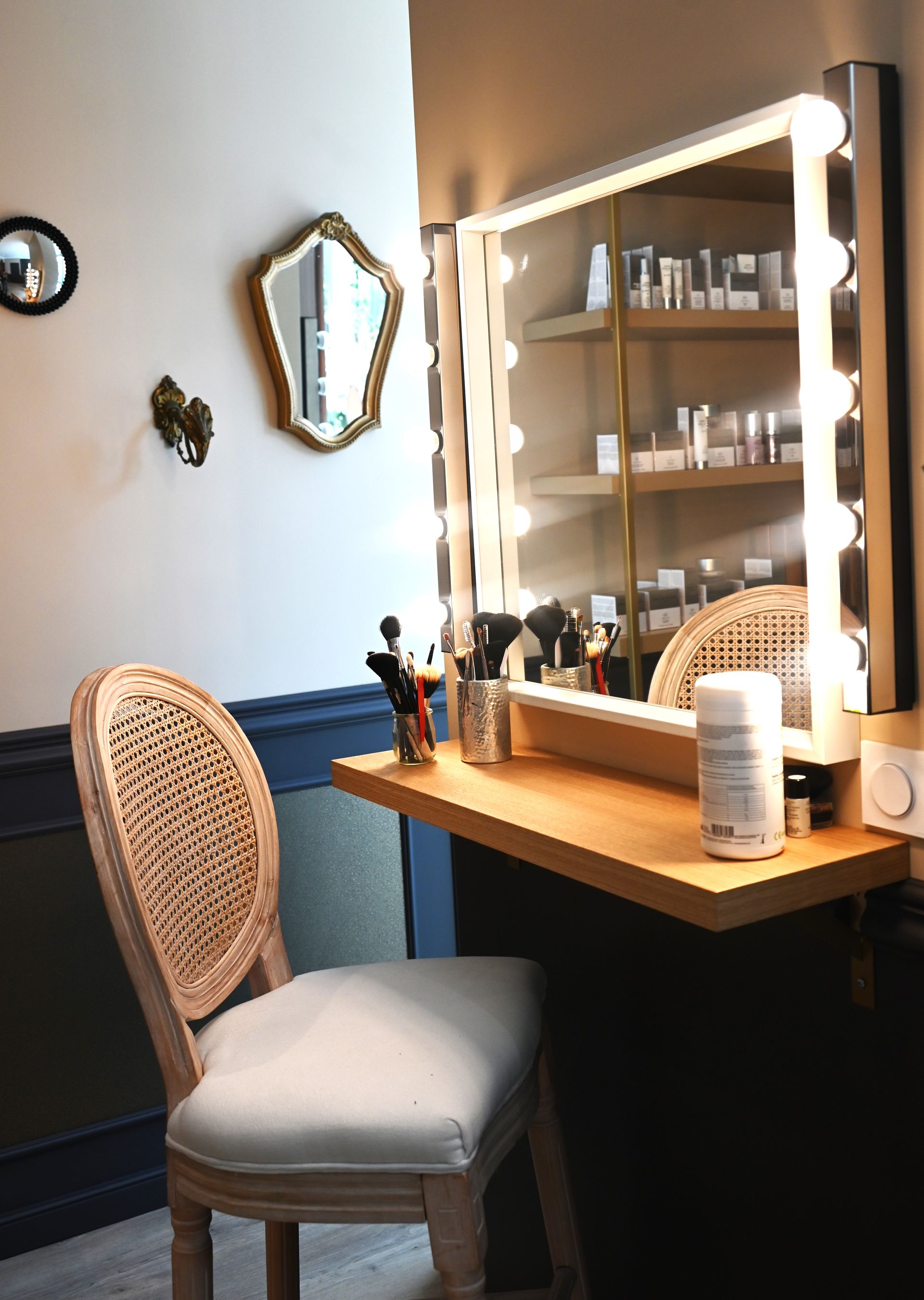 Une table avec beaucoup de produits de maquillage dessus
