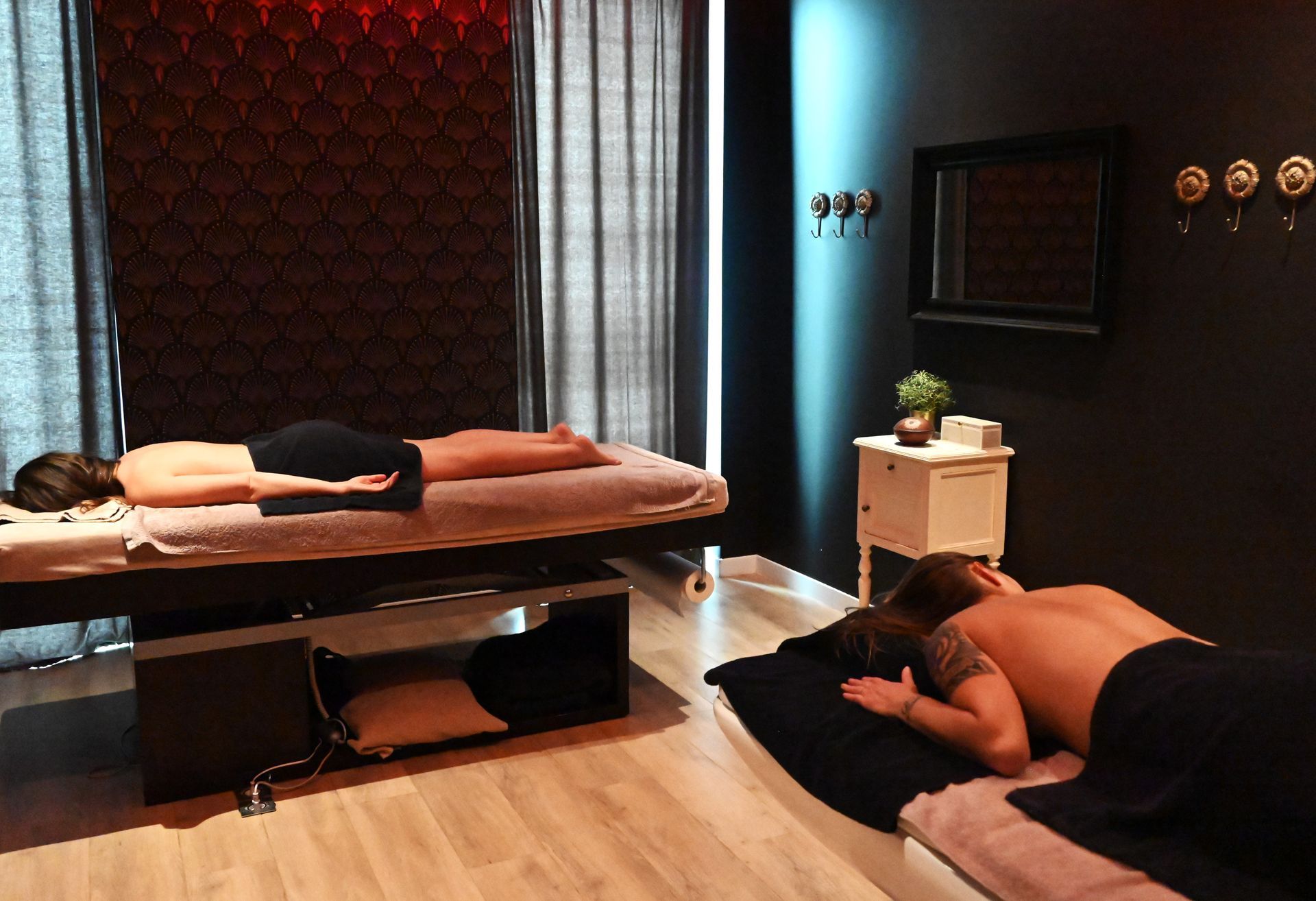 Une table de massage dans une pièce sombre avec une cheminée.