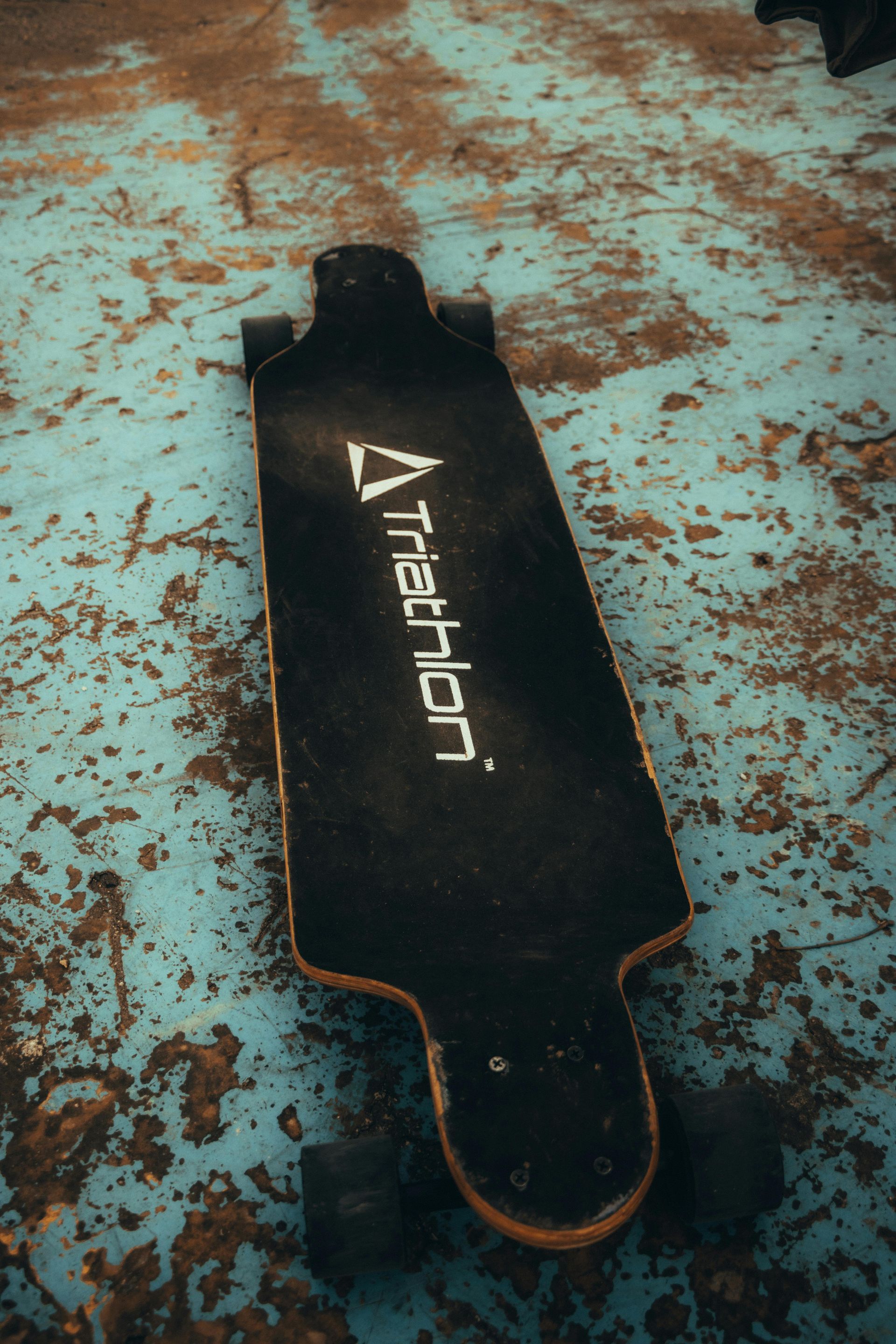 Zwart longboard met het woord