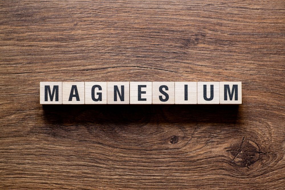 The word magnesium is written on wooden blocks on a wooden table.