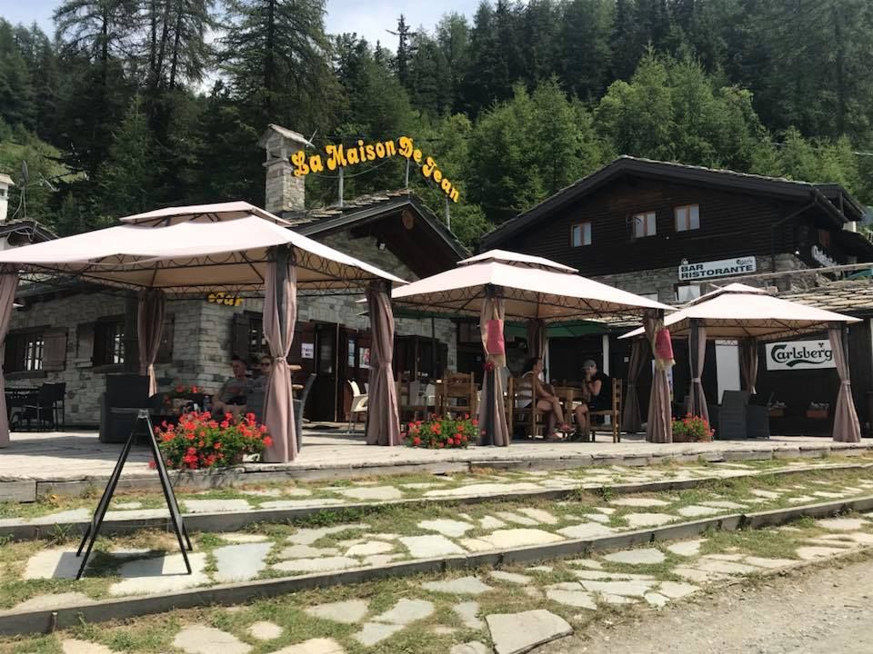 Un ristorante con un sacco di ombrelloni davanti.