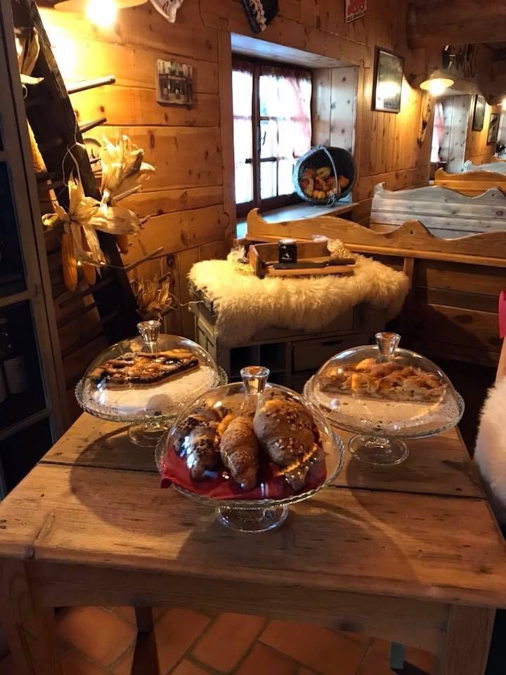 Un tavolo di legno con sopra tre piatti di vetro pieni di cibo.