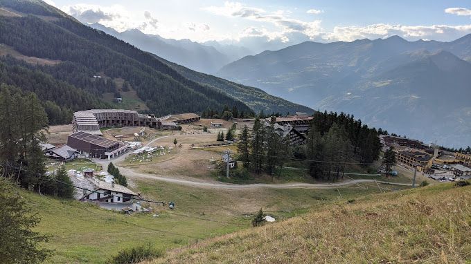 Una vista aerea di una stazione sciistica in montagna.