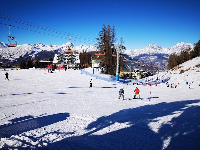 Un gruppo di persone che sciano lungo un pendio innevato
