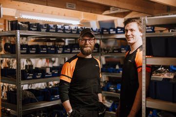 Kim og Hugo henter deler på lageret.