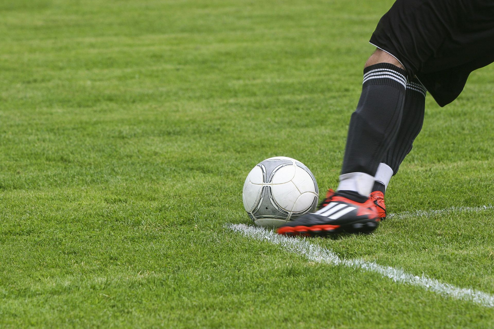 Barn spiller fotball