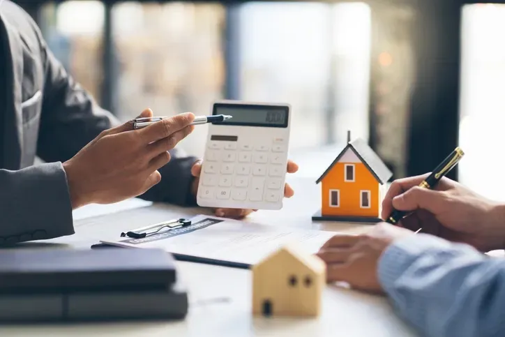 Seller looking over fee projections for selling their home